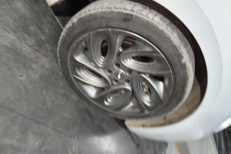 Used ORA Lightning Cat 2022 555 km Luxury Edition Right Front Wheel Hub