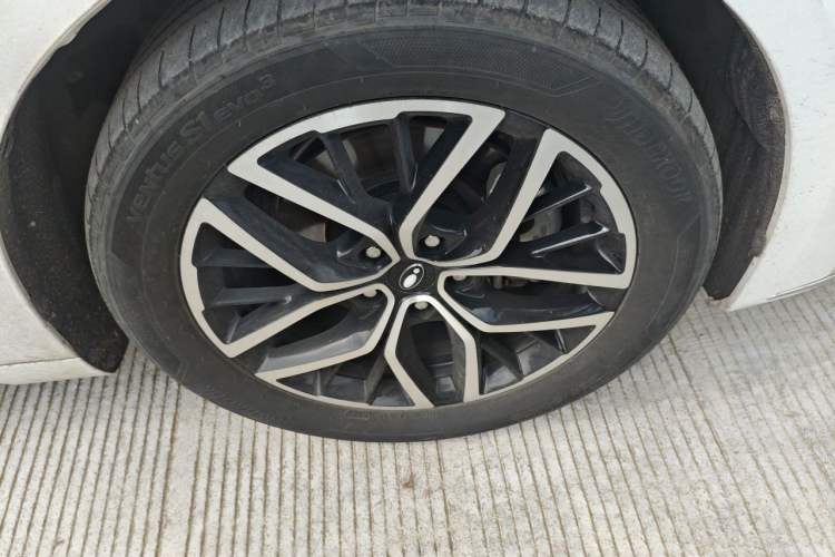 Used ORA Lightning Cat 2022 555 km Luxury Edition Right Front Wheel Hub