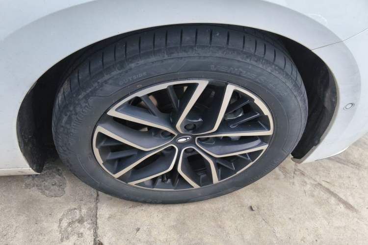 Used ORA Lightning Cat 2022 555 km Luxury Edition Right Front Wheel Hub