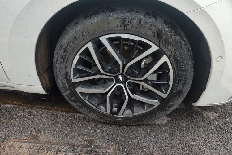 Used ORA Lightning Cat 2022 555 km Luxury Edition Right Front Wheel Hub