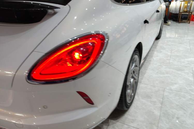 Used ORA Lightning Cat 2022 555 km Luxury Edition Right Rear Taillight
