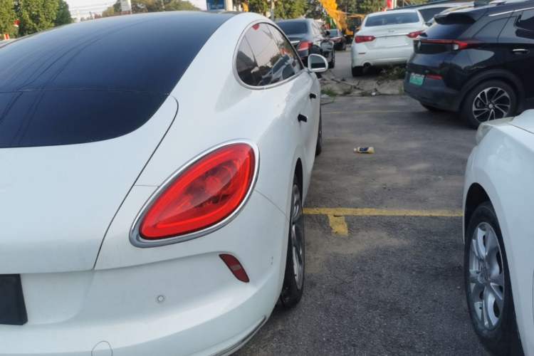 Used ORA Lightning Cat 2022 555 km Luxury Edition Right Rear Taillight