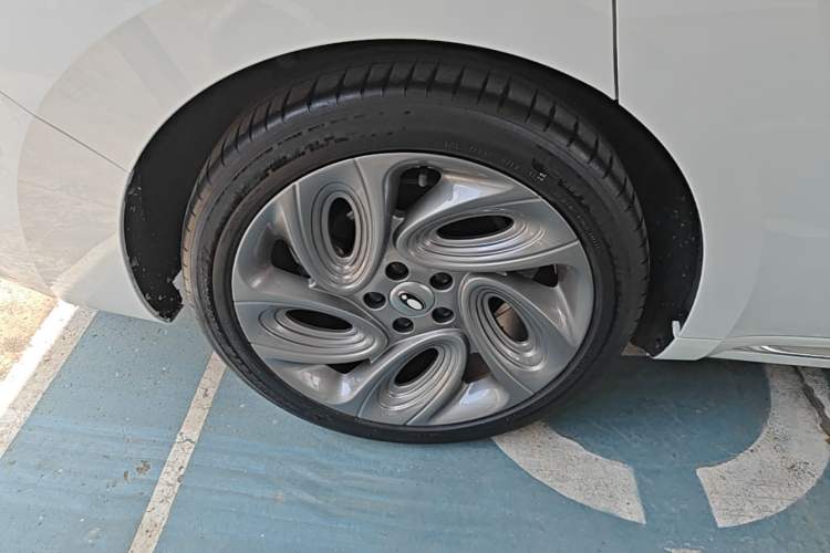 Used ORA Lightning Cat 2022 555 km Luxury Edition Right Rear Wheel Hub