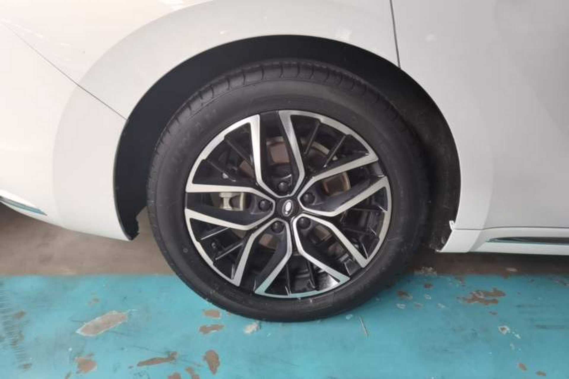 Used ORA Lightning Cat 2022 555 km Luxury Edition Right Rear Wheel Hub