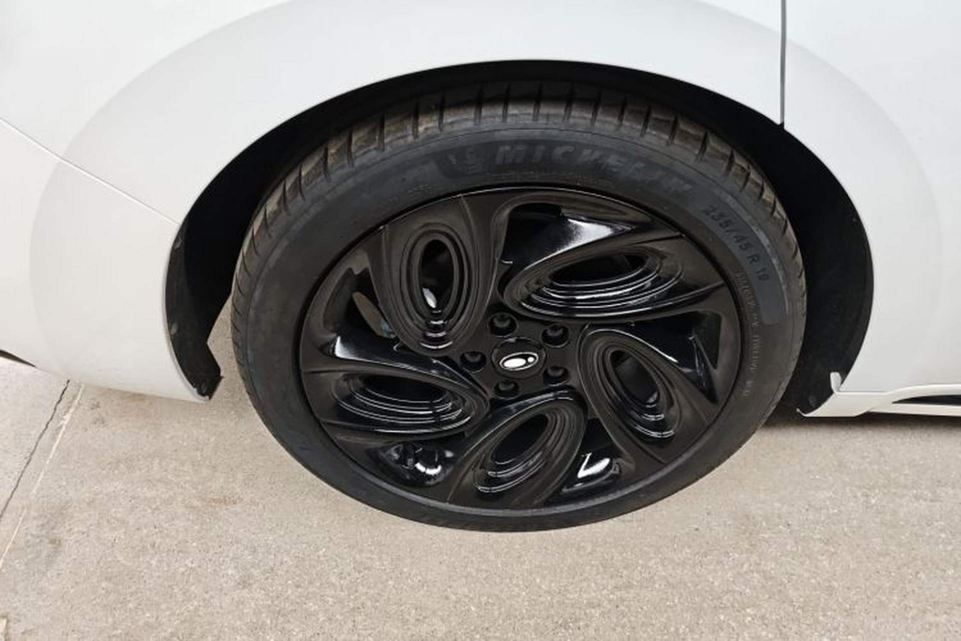 Used ORA Lightning Cat 2022 555 km Luxury Edition Right Rear Wheel Hub