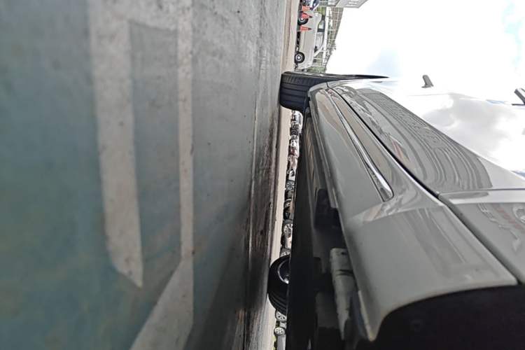 Used ORA Lightning Cat 2022 555 km Luxury Edition Right Side Sill