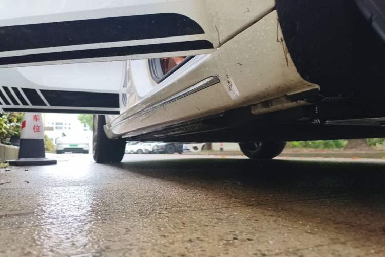 Used ORA Lightning Cat 2022 555 km Luxury Edition Right Side Sill