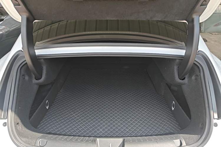 Used ORA Lightning Cat 2022 555 km Luxury Edition Trunk
