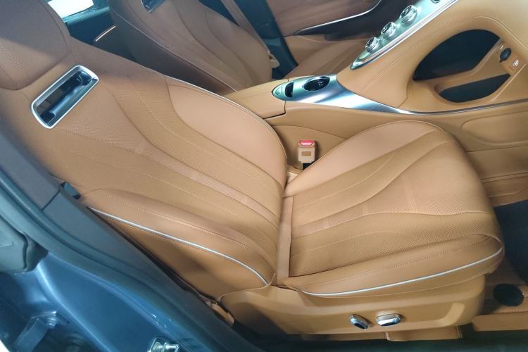 Used ORA Lightning Cat 2022 555 km Luxury Edition Right Front Seat