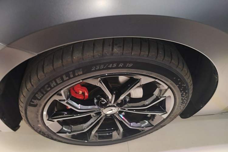Used ORA Lightning Cat 2024 Dark Night Edition 555km Prestige Version Left Front Wheel Hub