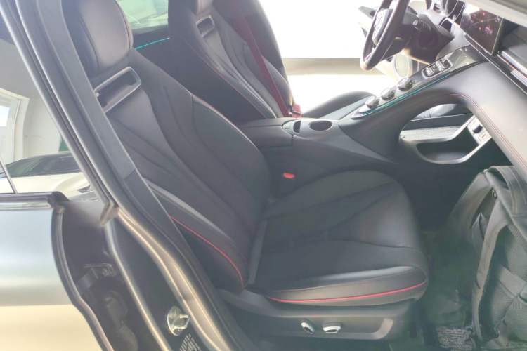 Used ORA Lightning Cat 2024 Dark Night Edition 555km Prestige Version Right Front Seat