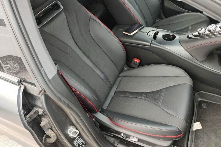 Used ORA Lightning Cat 2024 Dark Night Edition 600 km All-Wheel-Drive High-Performance Version Right Front Seat
