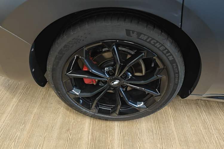 Used ORA Lightning Cat 2024 Dark Night Edition 555km Prestige Version Right Rear Wheel Hub
