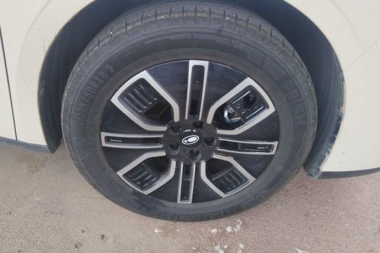 Used ORA 5 2026 Model, 580km Max Edition Right Front Wheel Hub