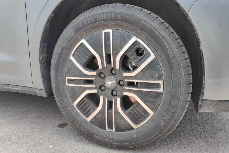 Used ORA 5 2026 Model, 480km Pro Edition Right Front Wheel Hub