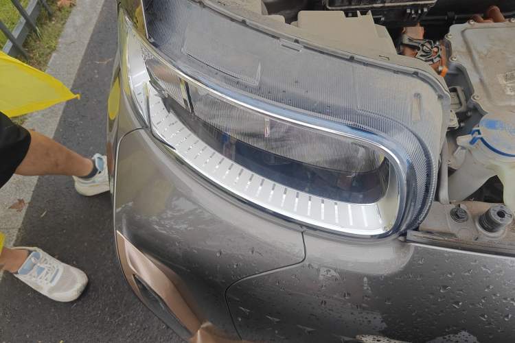 Used ORA White Cat 2022 Xiaoyue Mao Edition 360 km Luxury Model Lithium NMC Right Front Headlight