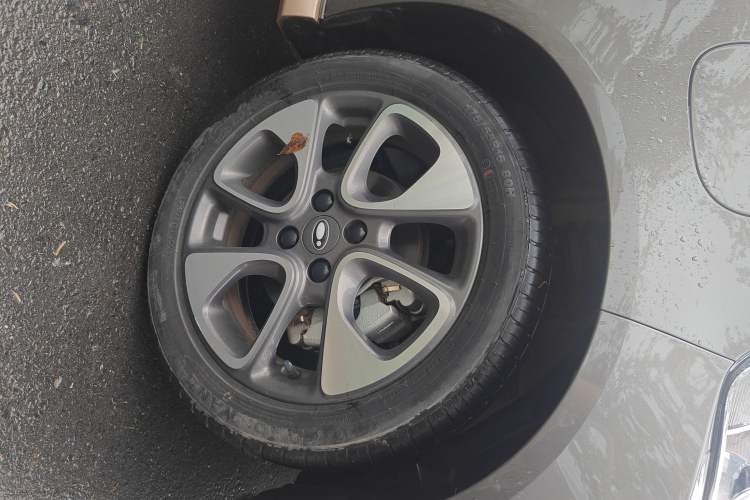 Used ORA White Cat 2022 Xiaoyue Mao Edition 360 km Luxury Model Lithium NMC Right Front Wheel Hub