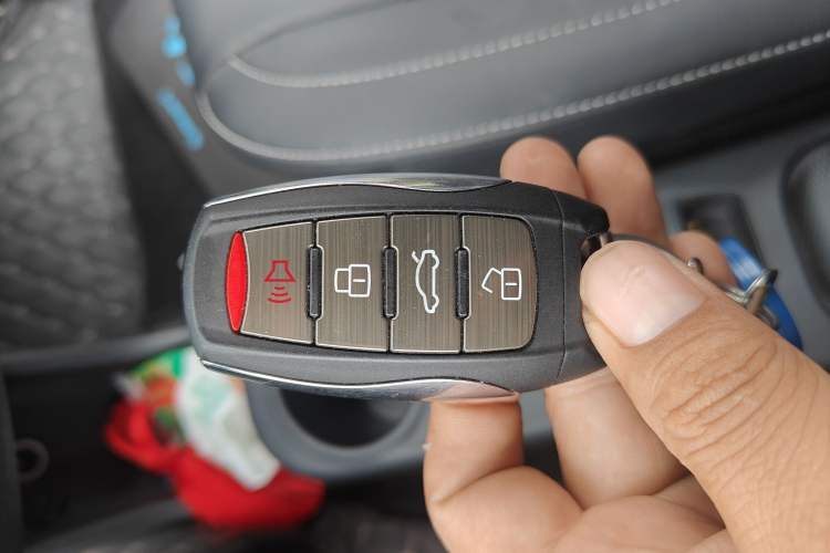 Used ORA White Cat 2022 Xiaoyue Mao Edition 360 km Luxury Model Lithium NMC Vehicle Key