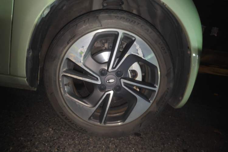 Used ORA White Cat 2020 305 km Luxury Version Right Front Wheel Hub