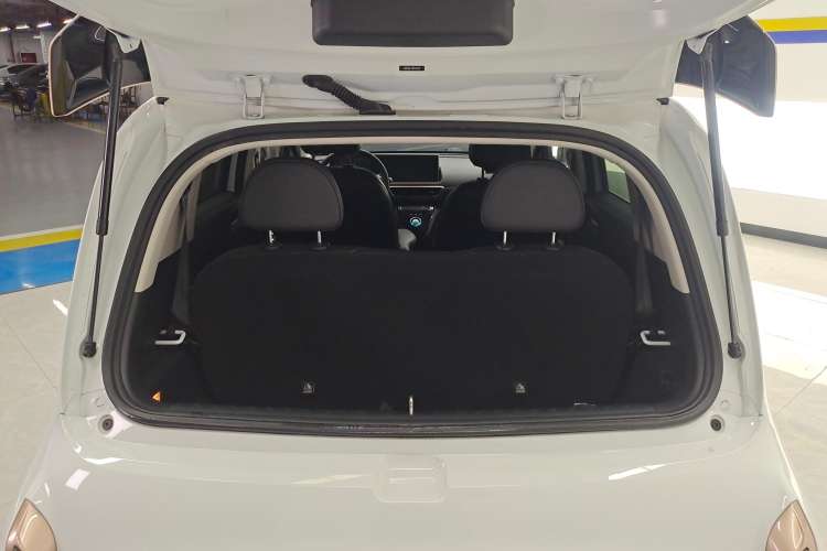 Used ORA White Cat 2022 Xiaoyue Mao Edition 401 km Flagship Model Lithium Ternary Trunk