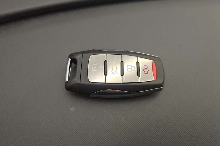 Used ORA White Cat 2022 Xiaoyue Mao Edition 401 km Flagship Model Lithium Ternary Vehicle Key