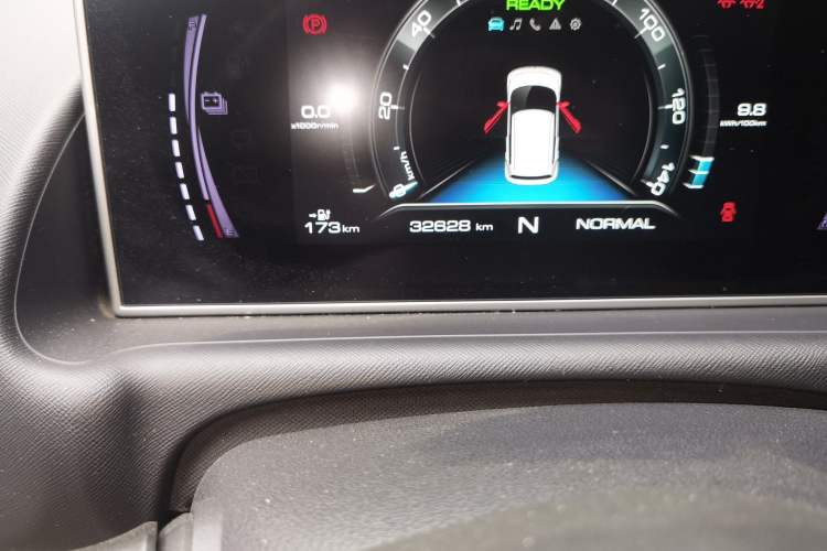 Used ORA White Cat 2020 305 km Luxury Version Odometer Close Up