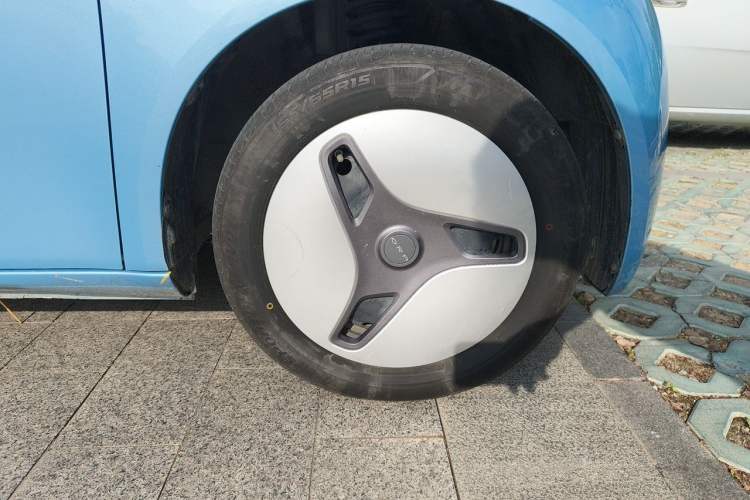 Used ORA White Cat 2020 360 km Luxury Version Right Front Wheel Hub