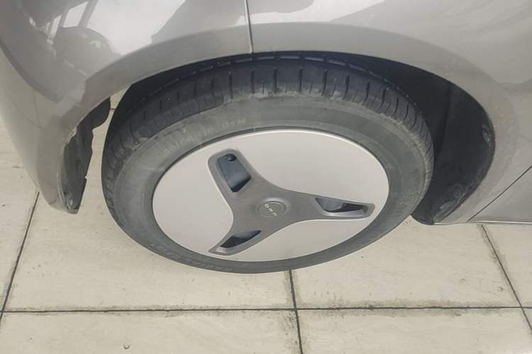 Used ORA White Cat 2020 360 km Luxury Version Left Front Wheel Hub