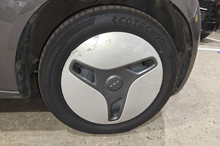Used ORA White Cat 2020 360 km Luxury Version Right Front Wheel Hub