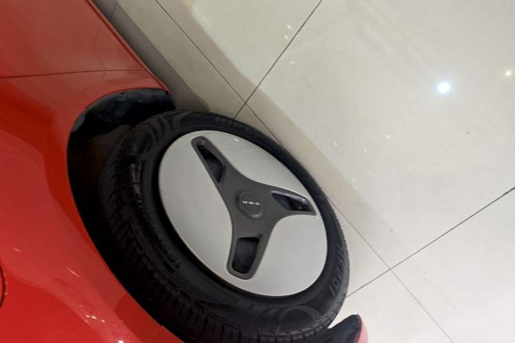 Used ORA White Cat 2020 360 km Luxury Version Left Front Wheel Hub