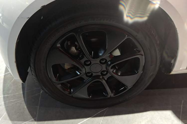 Used ORA White Cat 2020 305 km Luxury Version Left Front Wheel Hub