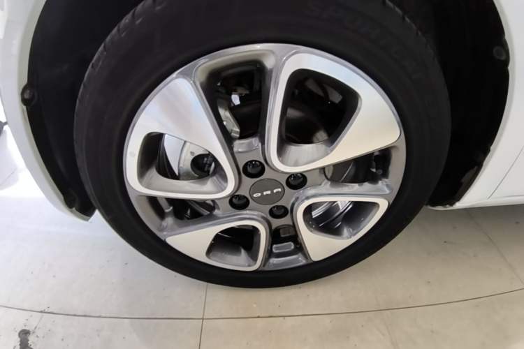 Used ORA White Cat 2020 305 km Luxury Version Left Front Wheel Hub