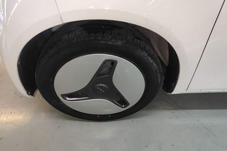 Used ORA White Cat 2020 360 km Luxury Version Left Front Wheel Hub