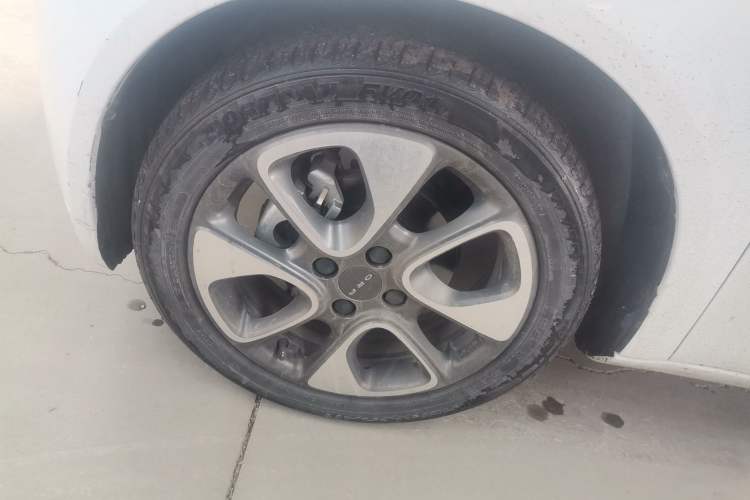 Used ORA White Cat 2020 305 km Luxury Version Left Front Wheel Hub