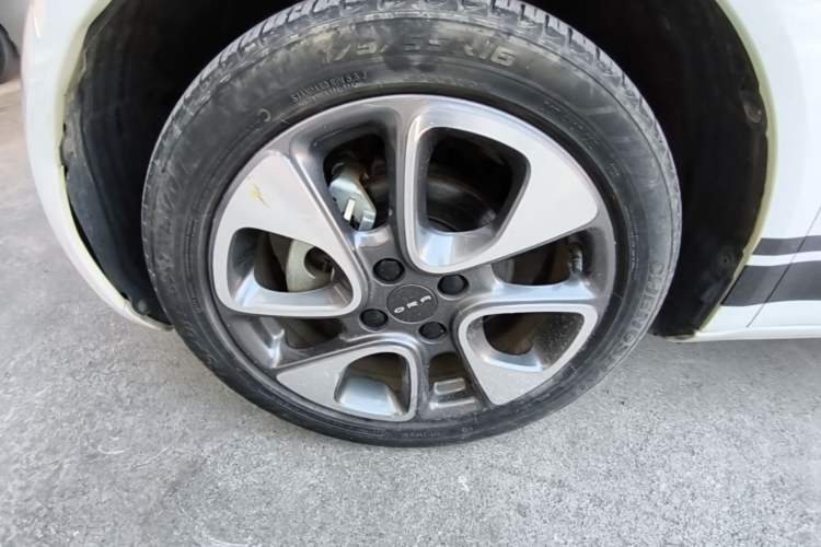 Used ORA White Cat 2020 305 km Luxury Version Left Front Wheel Hub