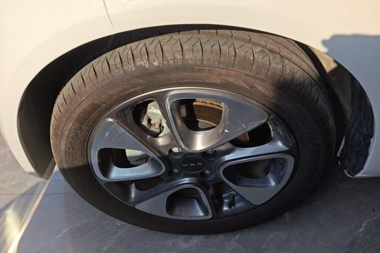 Used ORA White Cat 2020 305 km Luxury Version Left Front Wheel Hub