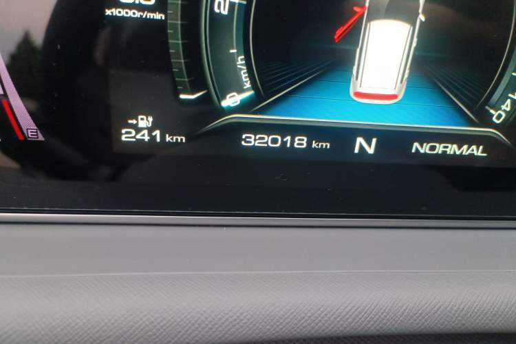 Used ORA White Cat 2020 401 km Flagship Version Odometer Close Up