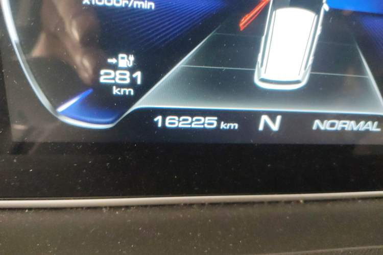 Used ORA White Cat 2020 305 km Luxury Version Odometer Close Up