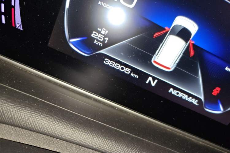 Used ORA White Cat 2020 305 km Luxury Version Odometer Close Up