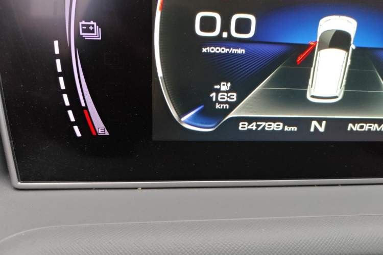 Used ORA White Cat 2020 305 km Luxury Version Odometer Close Up