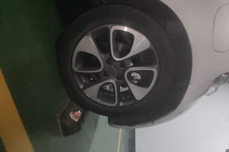 Used ORA White Cat 2020 305 km Luxury Version Right Front Wheel Hub