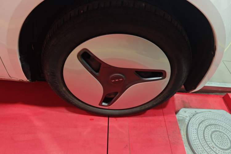 Used ORA White Cat 2020 360 km Luxury Version Right Front Wheel Hub