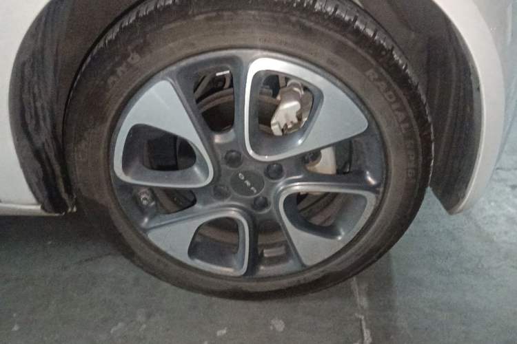 Used ORA White Cat 2020 305 km Luxury Version Right Front Wheel Hub