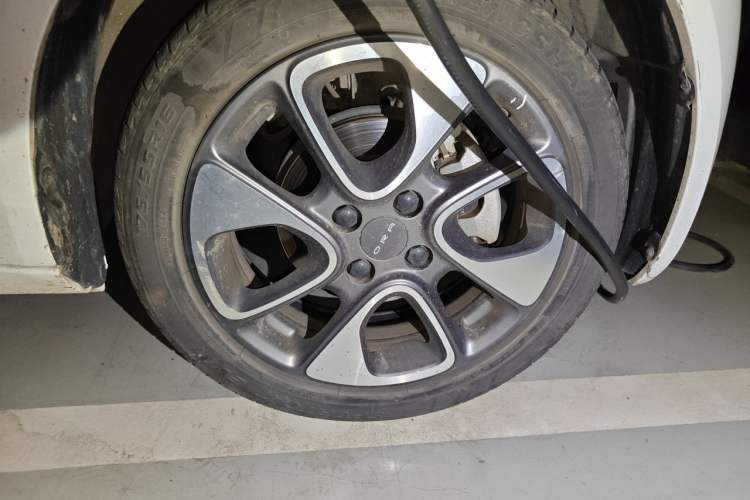 Used ORA White Cat 2020 305 km Luxury Version Right Front Wheel Hub