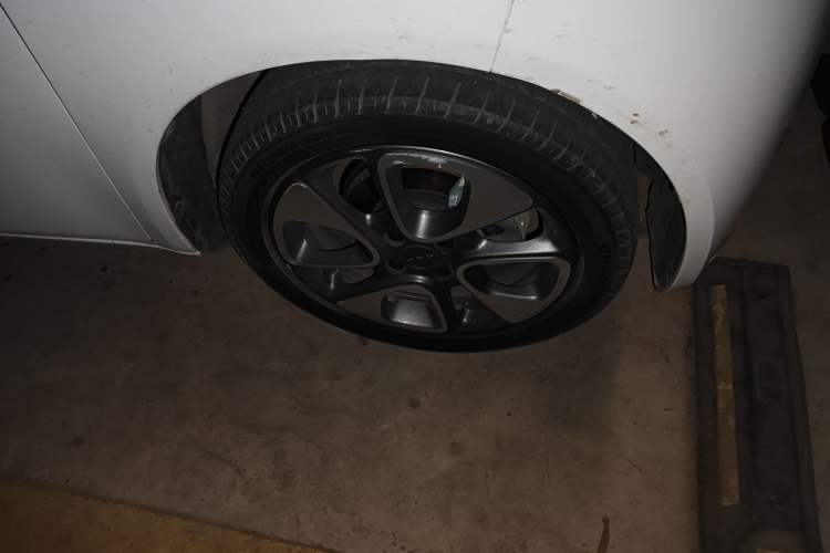 Used ORA White Cat 2020 305 km Luxury Version Right Front Wheel Hub