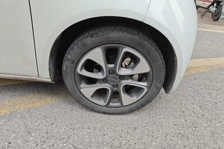 Used ORA White Cat 2020 305 km Luxury Version Right Front Wheel Hub