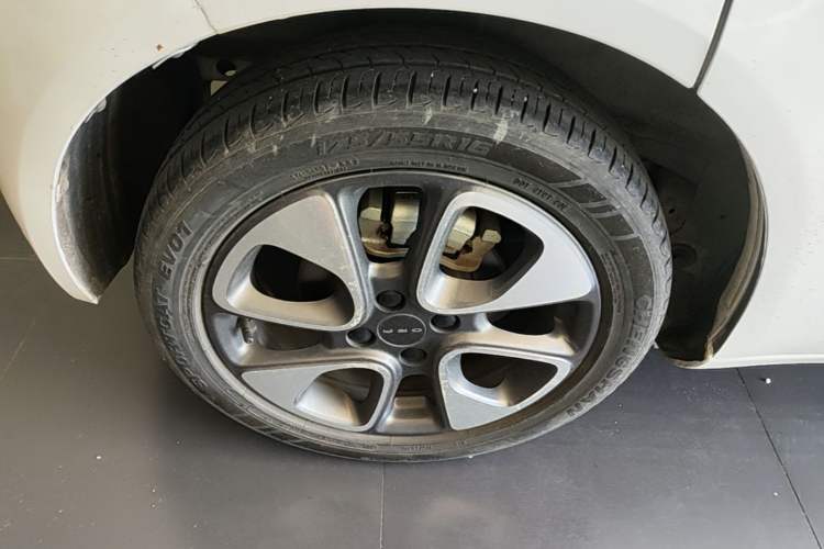 Used ORA White Cat 2020 305 km Luxury Version Right Rear Wheel Hub
