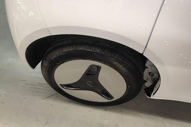 Used ORA White Cat 2020 360 km Luxury Version Right Rear Wheel Hub
