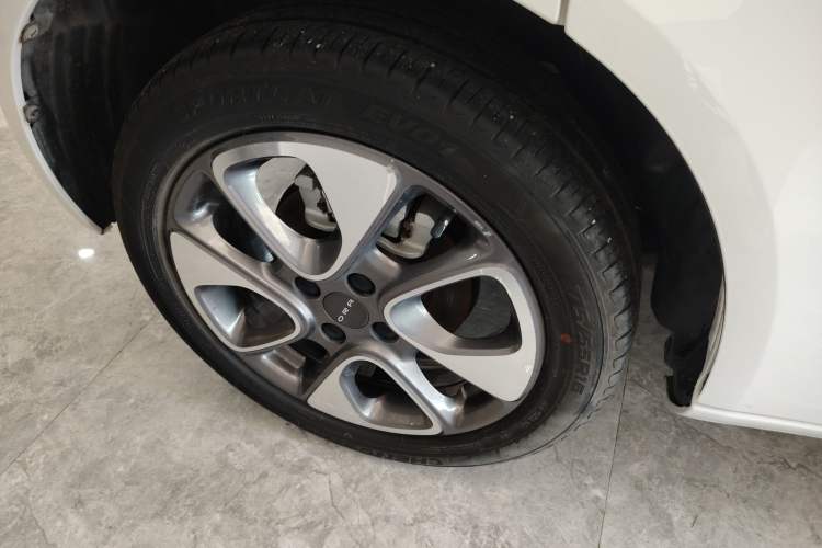 Used ORA White Cat 2020 305 km Luxury Version Right Rear Wheel Hub