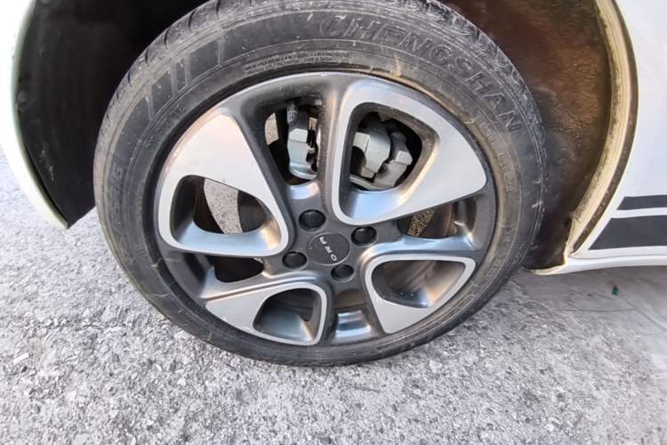 Used ORA White Cat 2020 305 km Luxury Version Right Rear Wheel Hub
